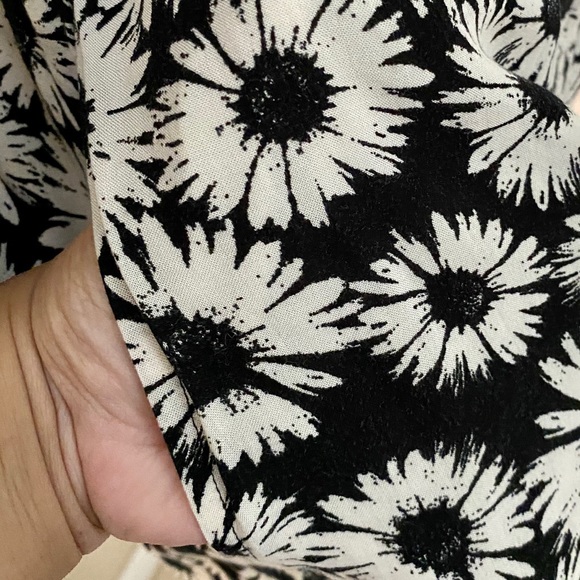 Forever 21 black&white daisy cold shoulder… - Picture 7 of 8